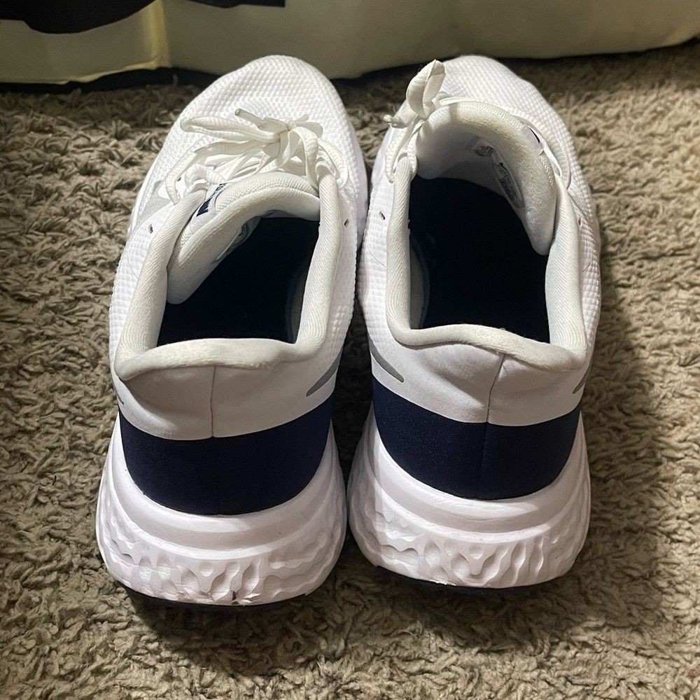 Nike White and Blue Athletic Shoes with Modern Comfort - Picture 2 of 5